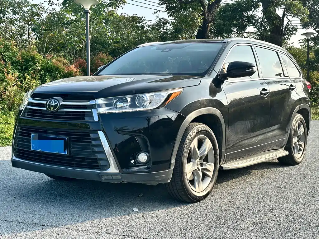 Toyota Highlander — фото 1
