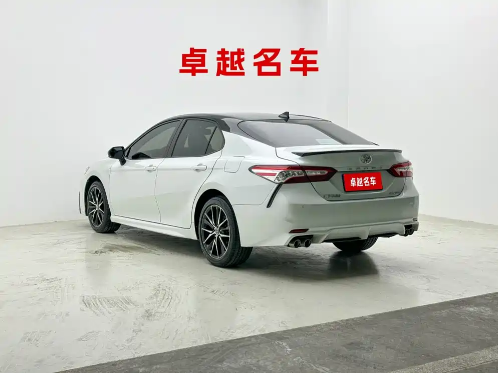 Toyota Camry — фото 2