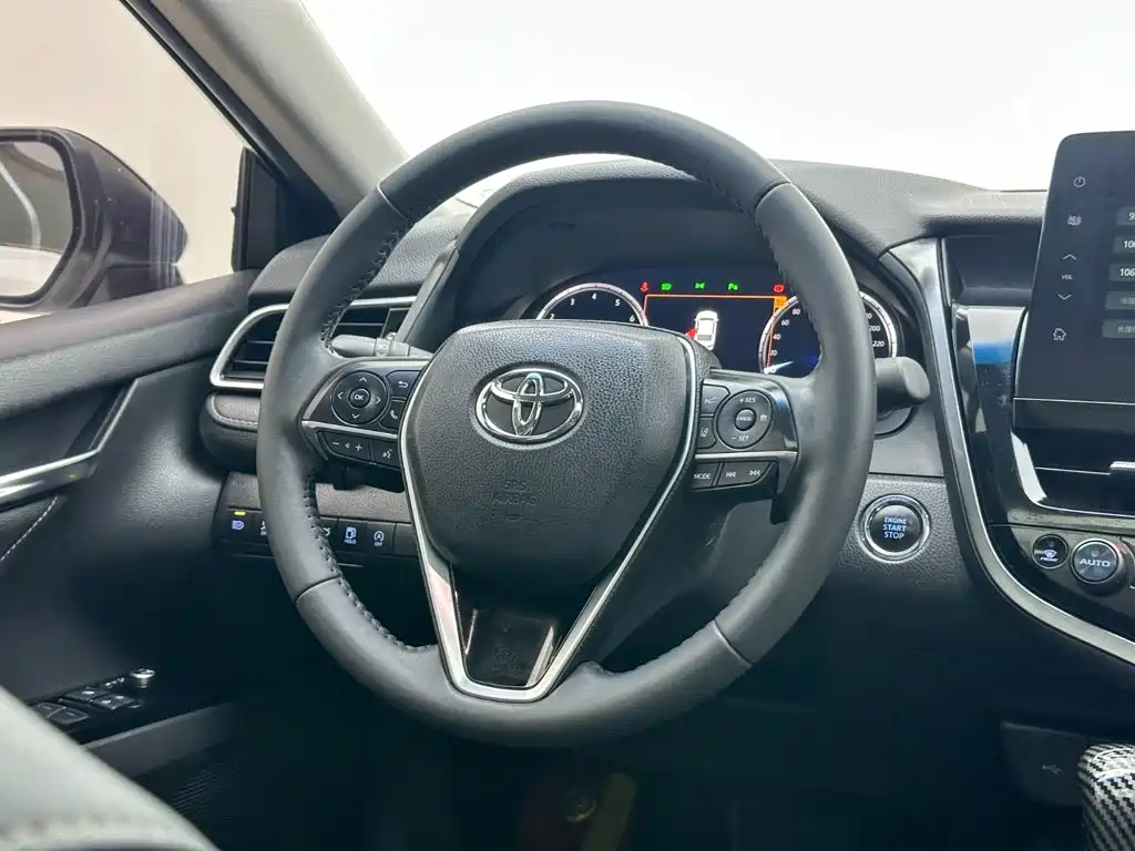 Toyota Camry — фото 18