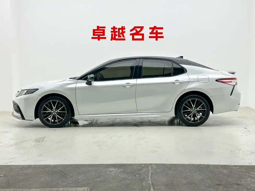Toyota Camry — фото 5