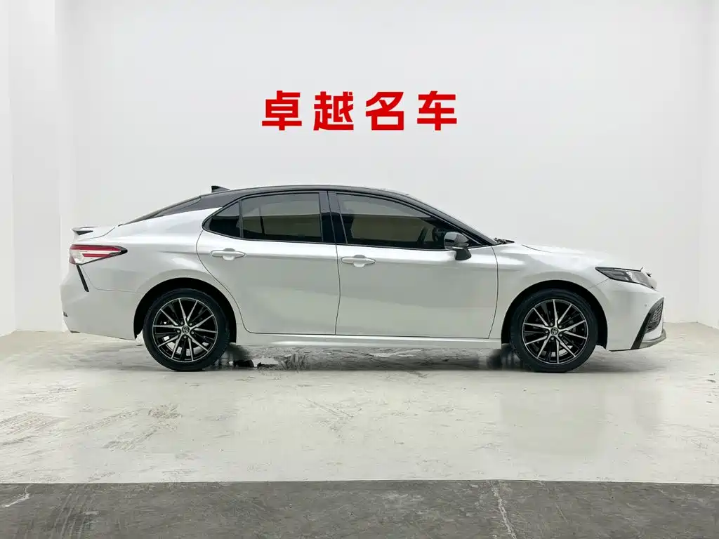 Toyota Camry — фото 8