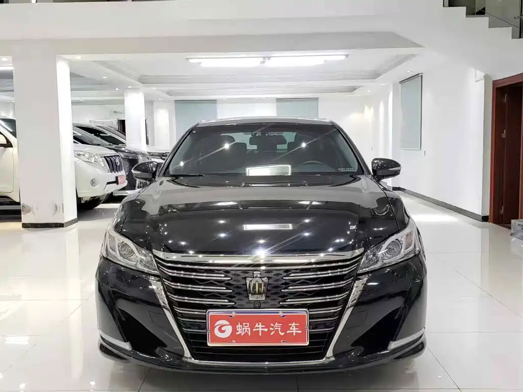 Toyota Crown — фото 2