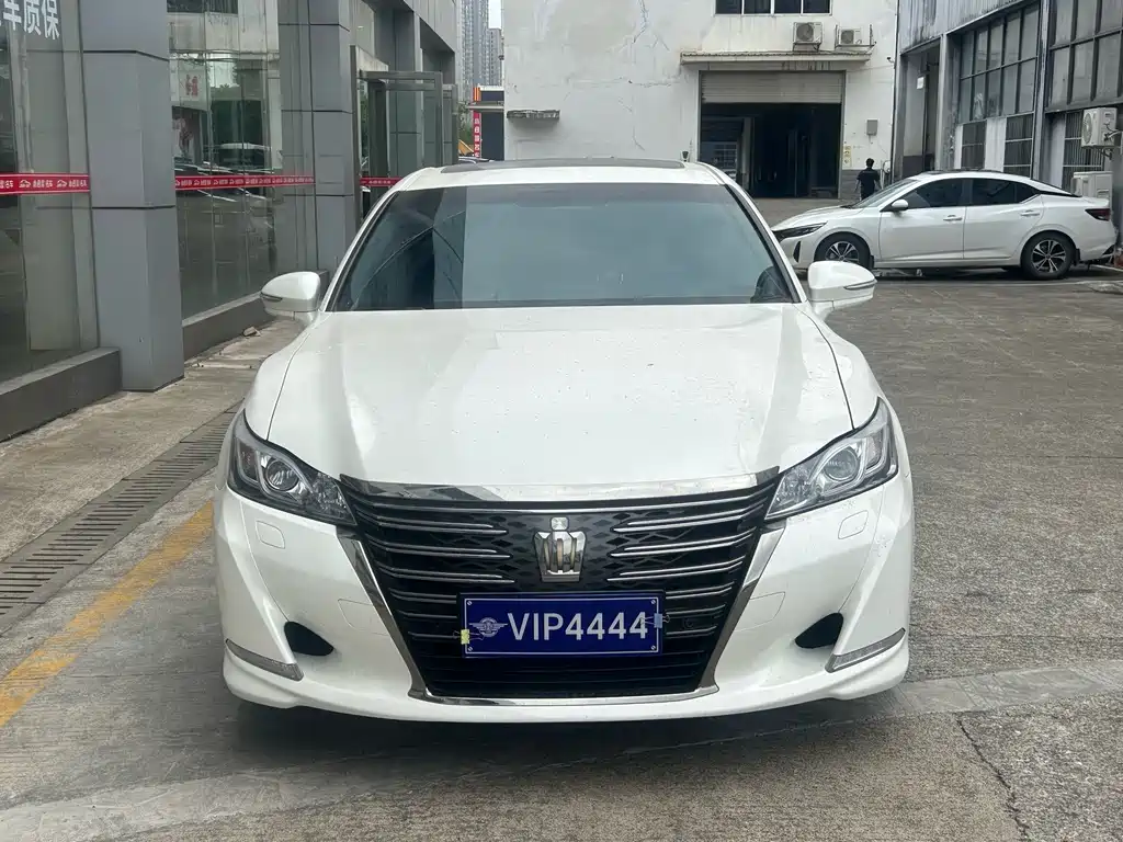 Toyota Crown — фото 2