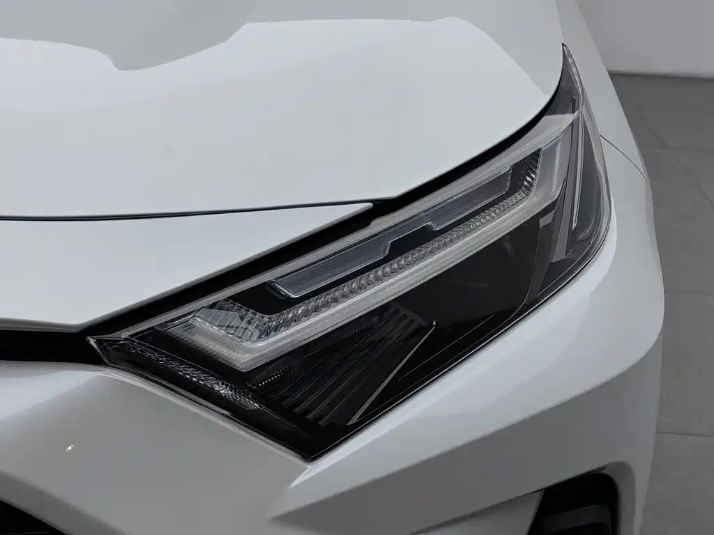 Toyota RAV4 — фото 7