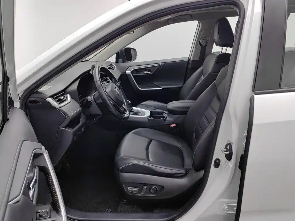 Toyota RAV4 — фото 10