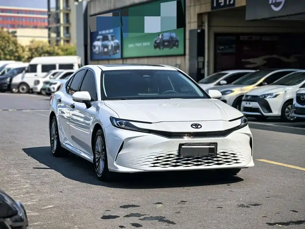 Toyota Camry — фото 2