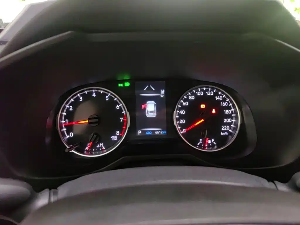Toyota RAV4 — фото 11