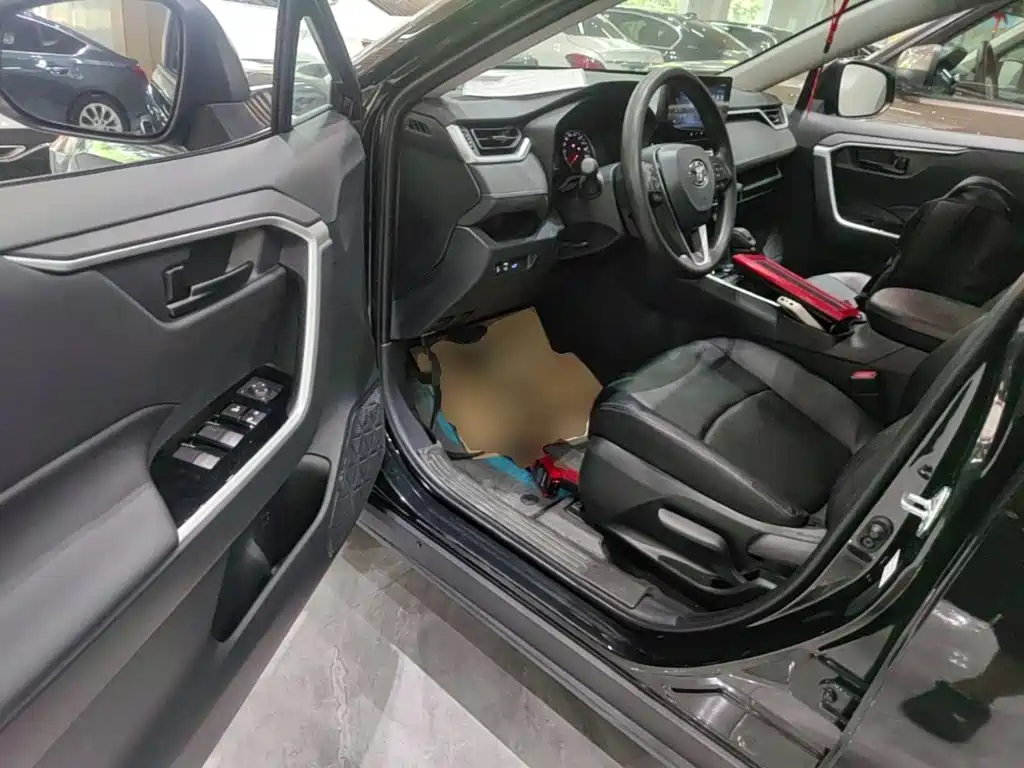 Toyota RAV4 — фото 15