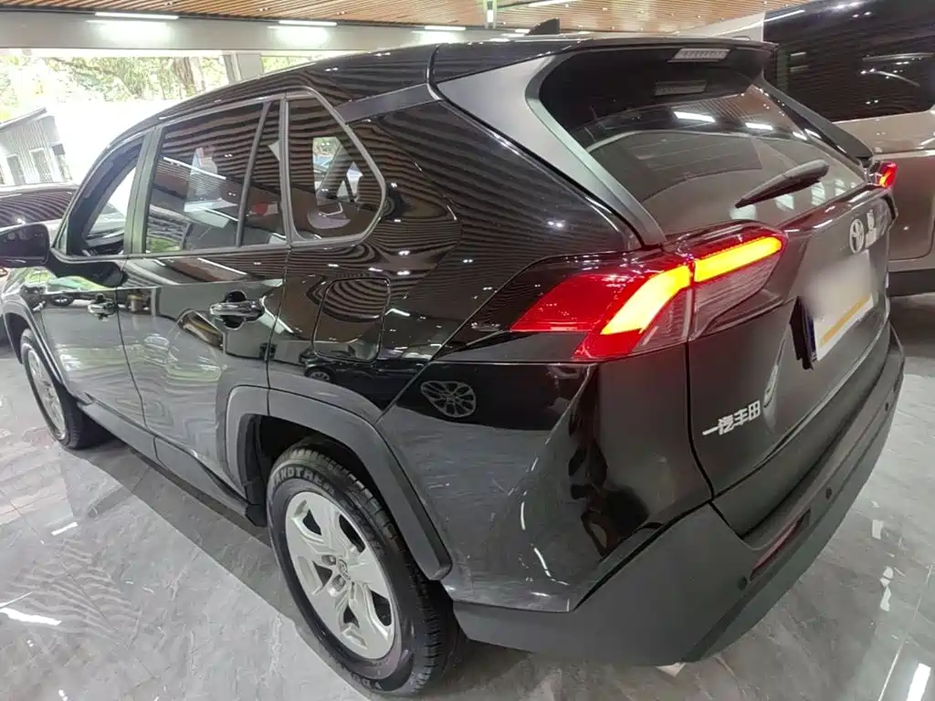 Toyota RAV4 — фото 4