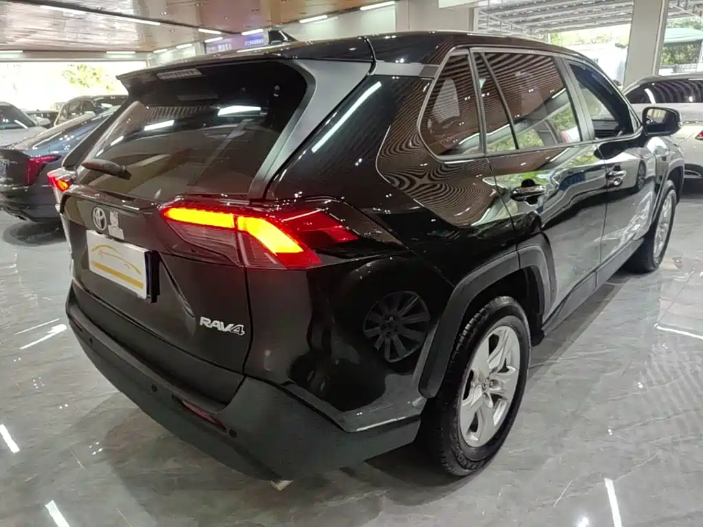 Toyota RAV4 — фото 6