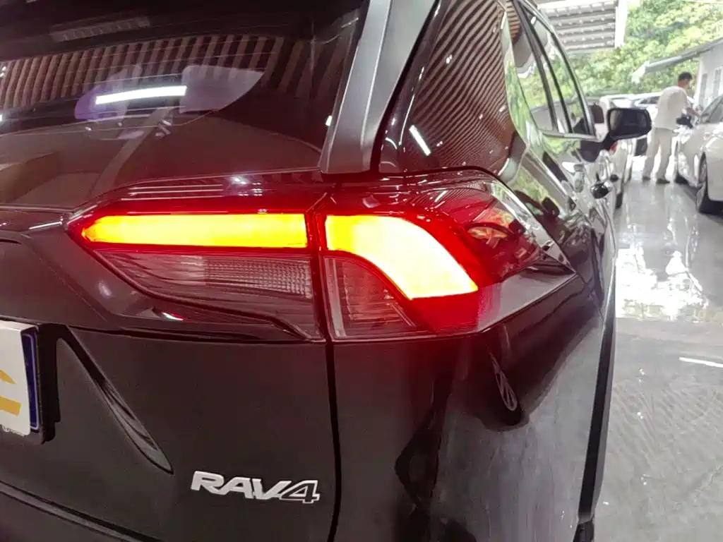 Toyota RAV4 — фото 7