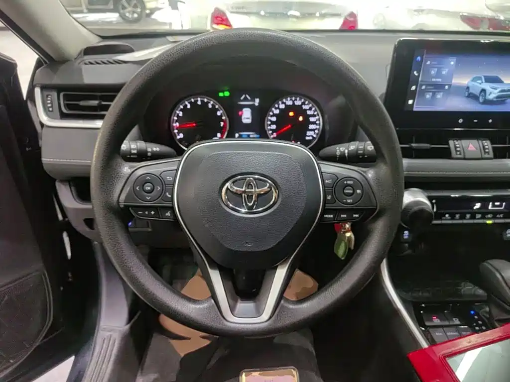 Toyota RAV4 — фото 10