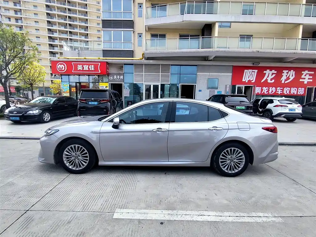 Toyota Camry — фото 3