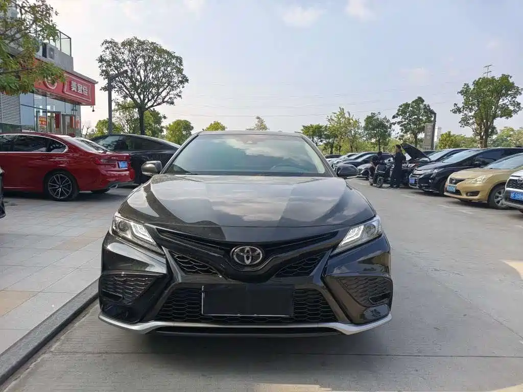 Toyota Camry — фото 2