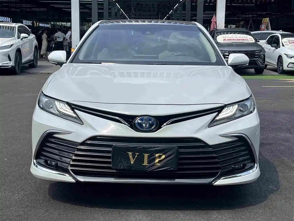 Toyota Camry — фото 2