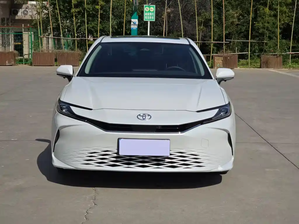 Toyota Camry — фото 2