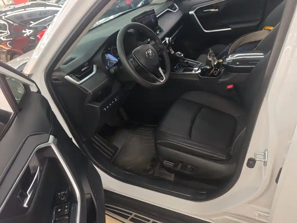 Toyota RAV4 — фото 14