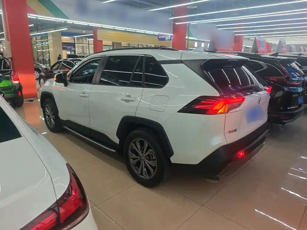 Toyota RAV4 — фото 4