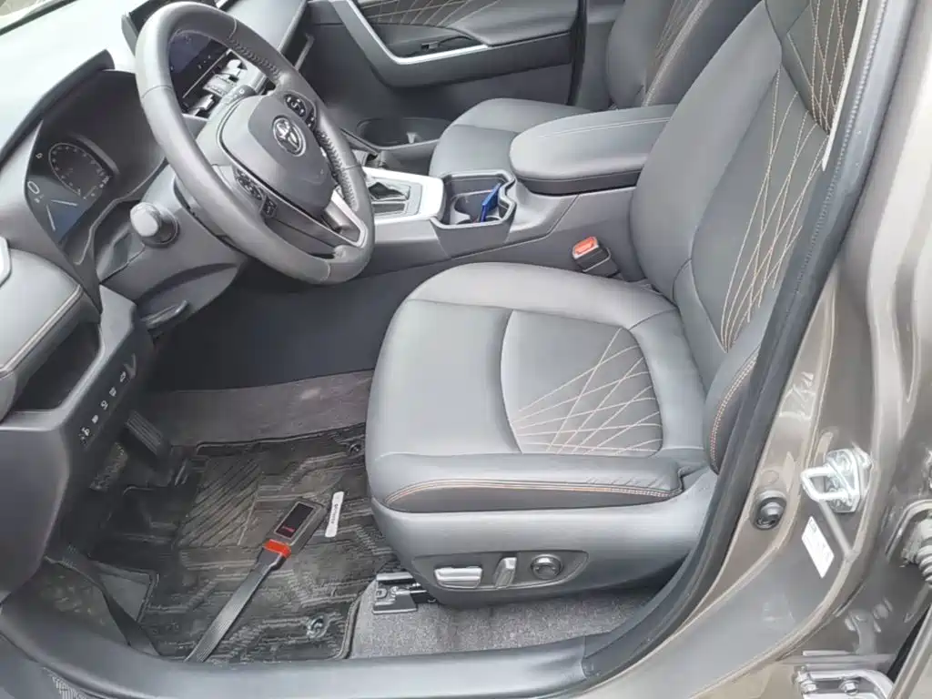 Toyota RAV4 — фото 14