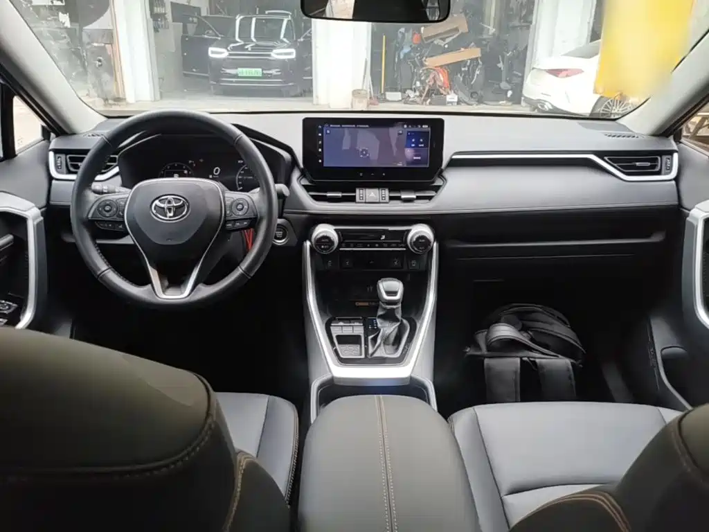 Toyota RAV4 — фото 9
