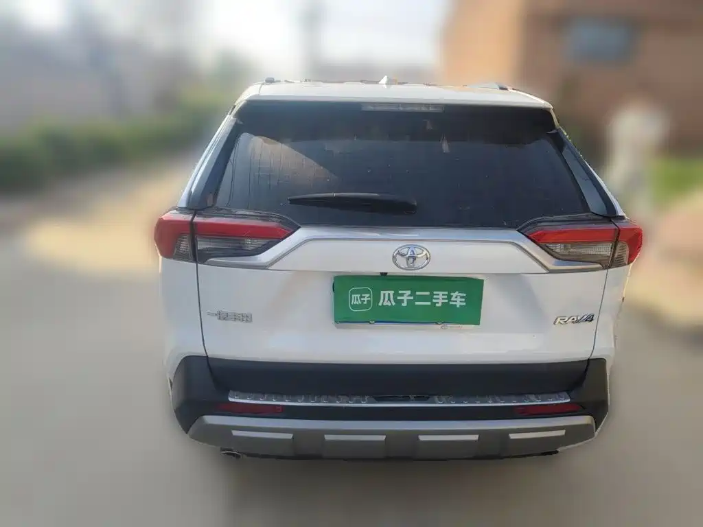 Toyota RAV4 — фото 5