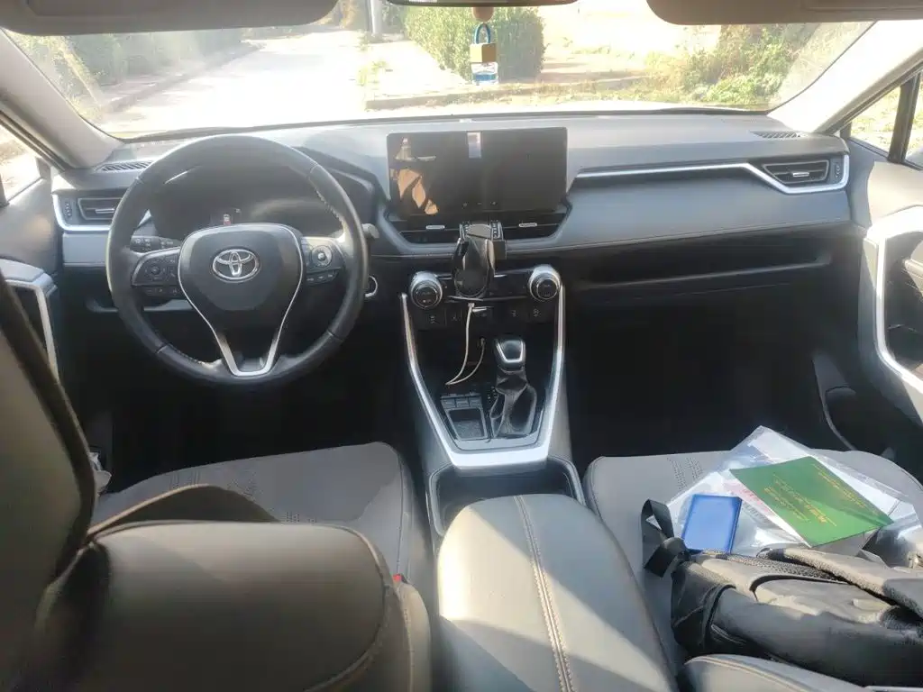 Toyota RAV4 — фото 10