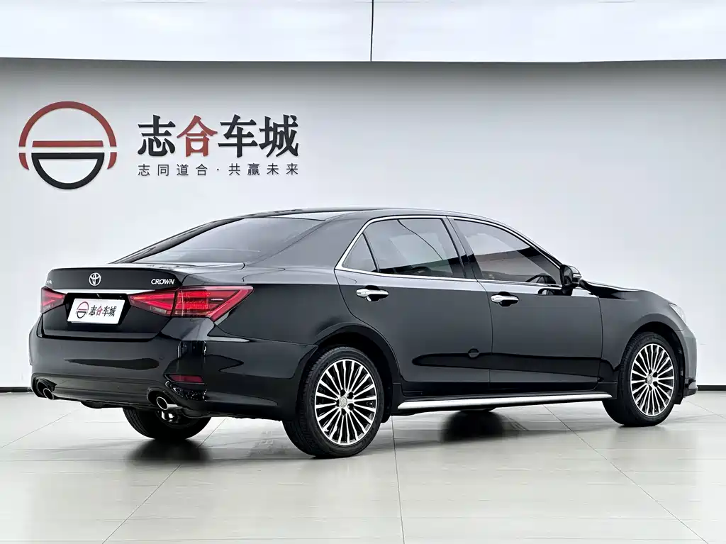 Toyota Crown — фото 10