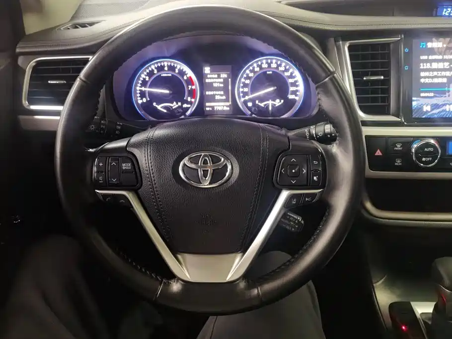 Toyota Highlander — фото 15