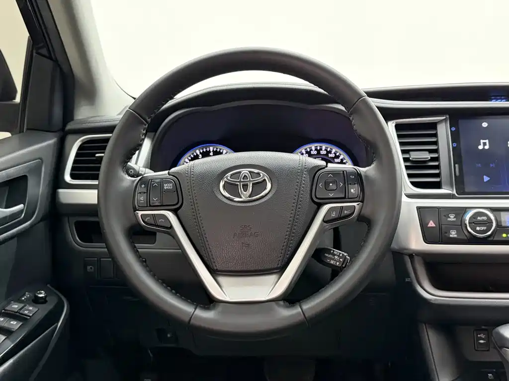Toyota Highlander — фото 13