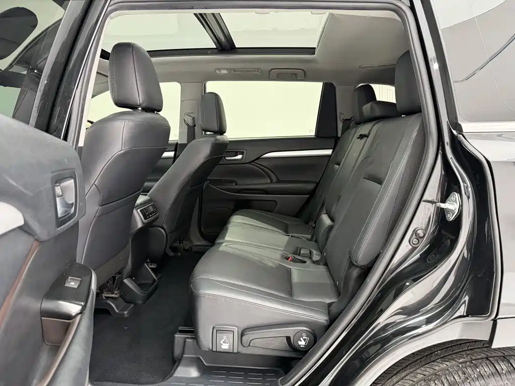 Toyota Highlander — фото 18