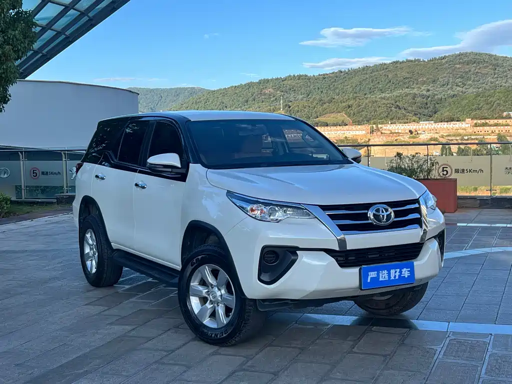 Toyota Fortuner — фото 3