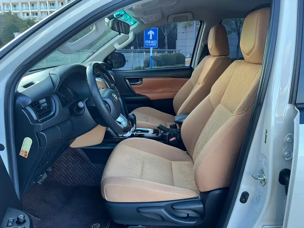 Toyota Fortuner — фото 4