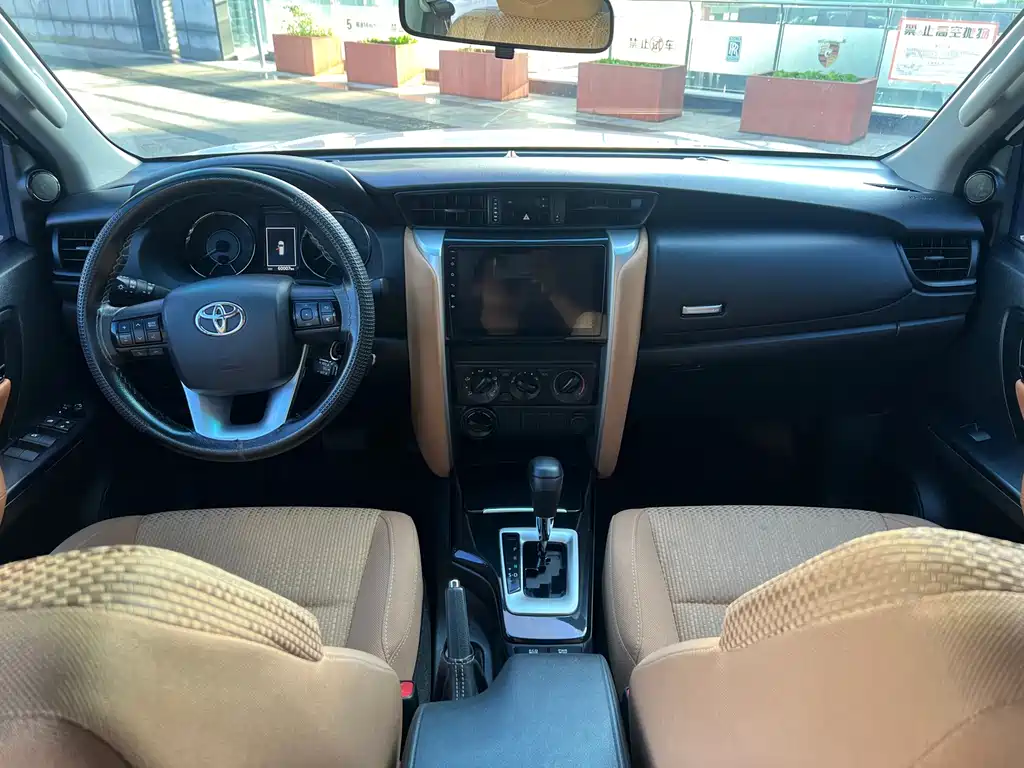 Toyota Fortuner — фото 5