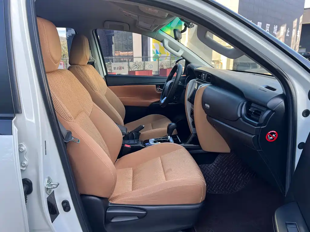 Toyota Fortuner — фото 6