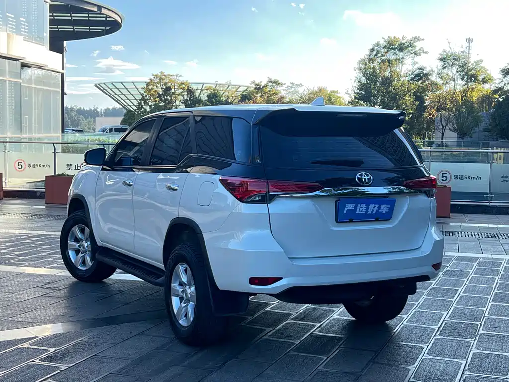 Toyota Fortuner — фото 7