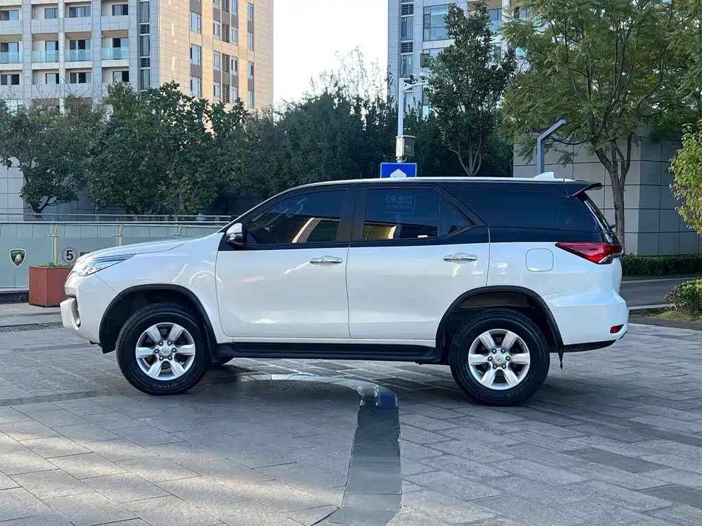 Toyota Fortuner — фото 8