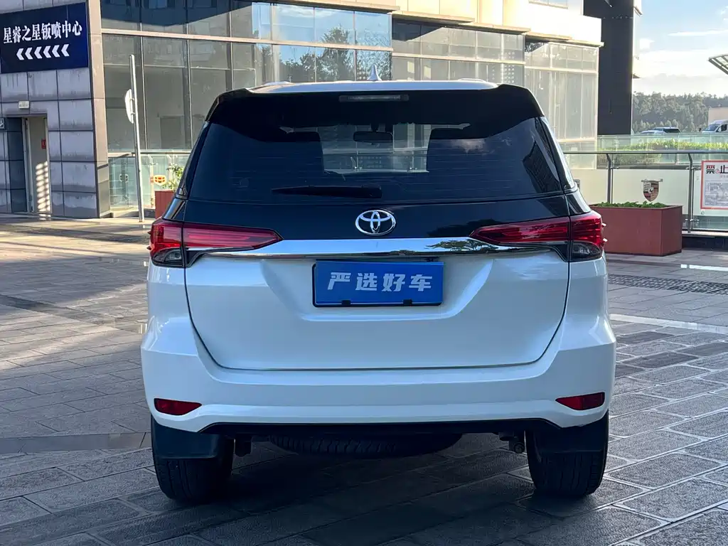 Toyota Fortuner — фото 9