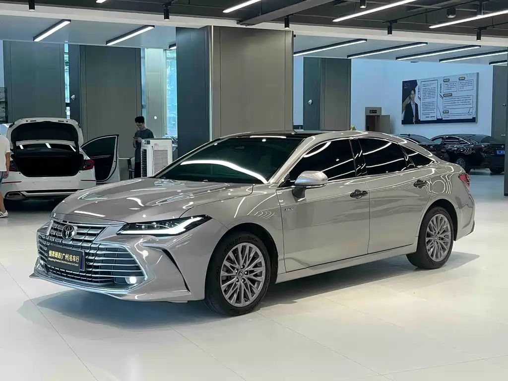 Toyota Avalon — фото 1