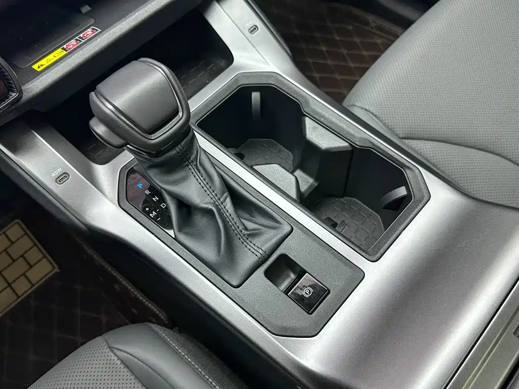 Toyota RAV4 — фото 17