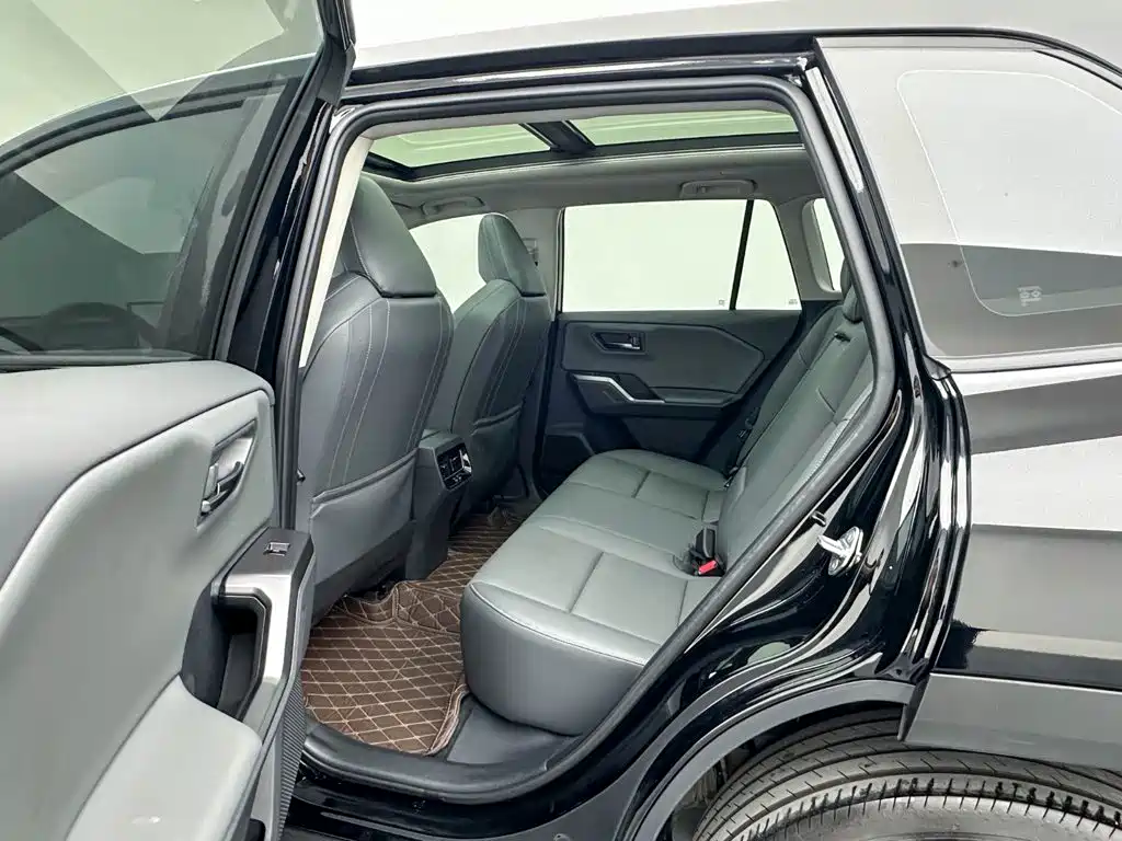 Toyota RAV4 — фото 18