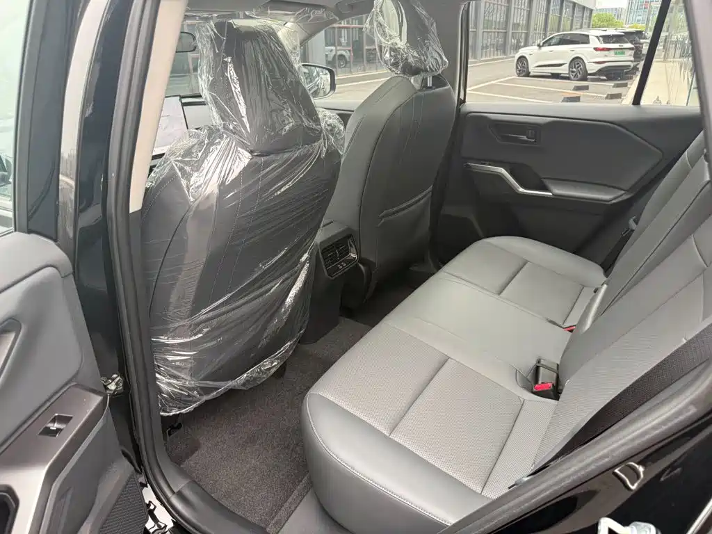 Toyota RAV4 — фото 11