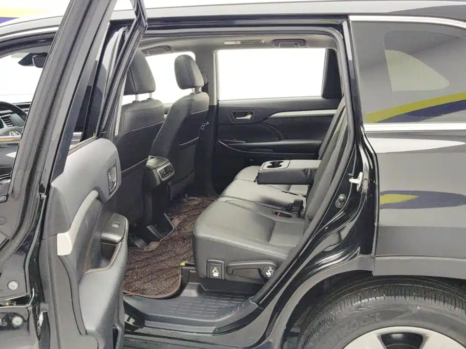 Toyota Highlander — фото 11