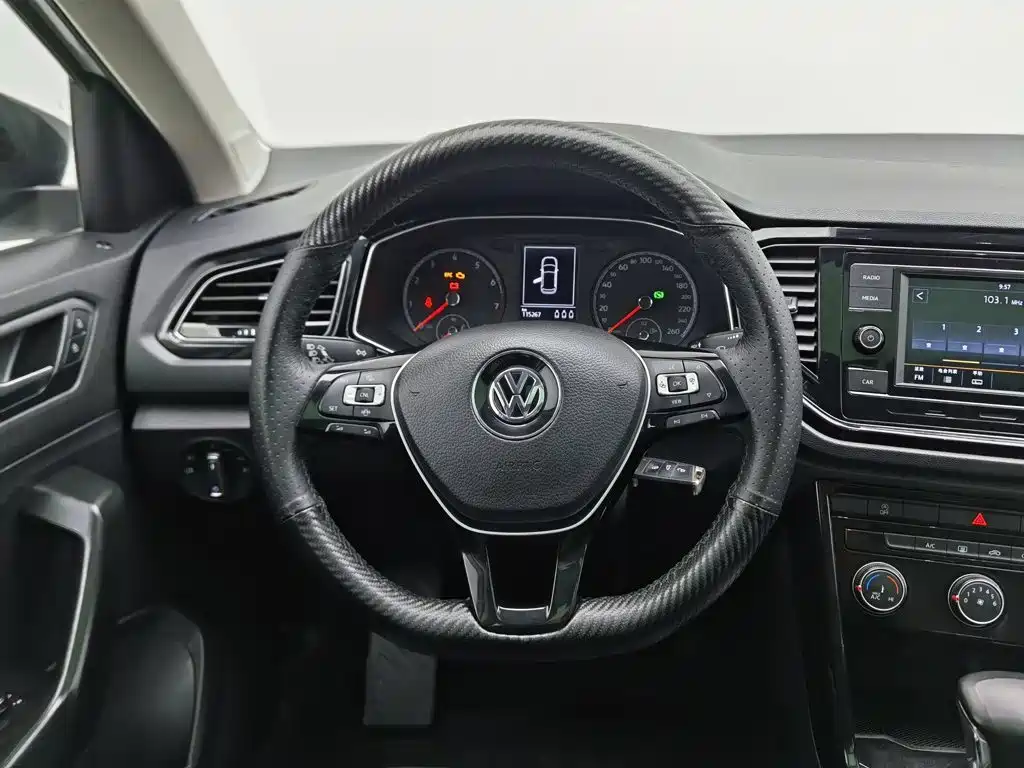 Volkswagen T-Roc — фото 11