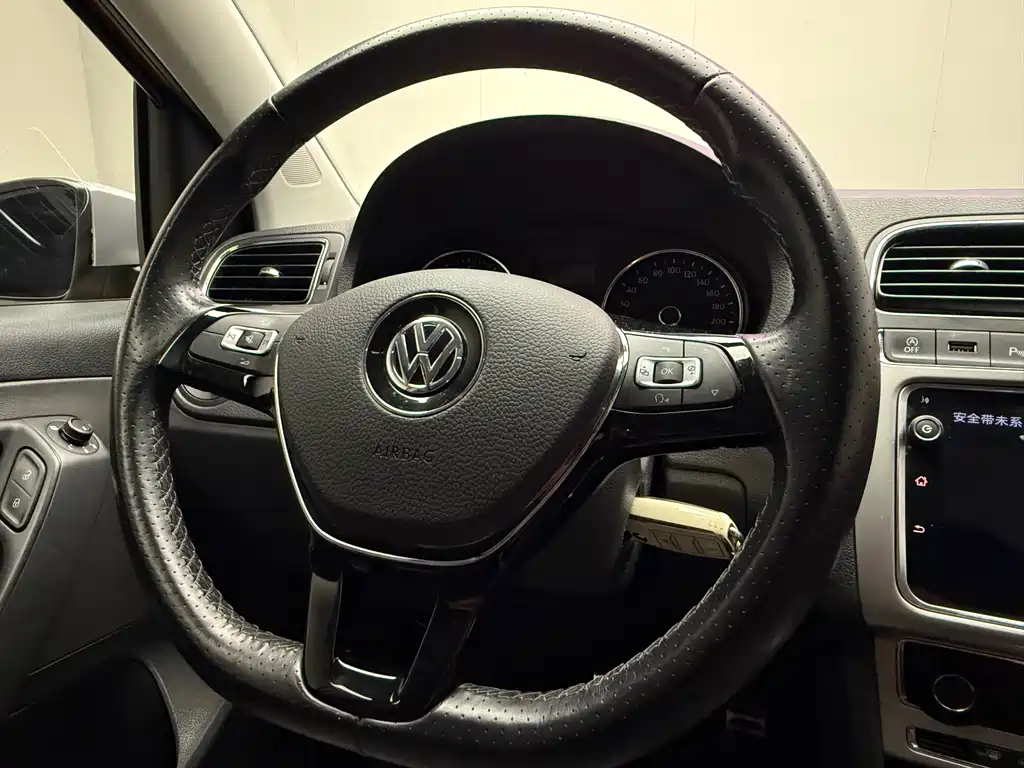 Volkswagen Polo — фото 26