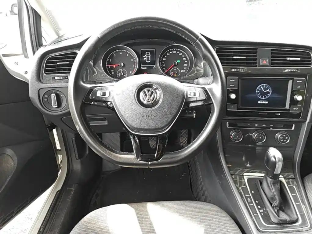 Volkswagen Golf — фото 10