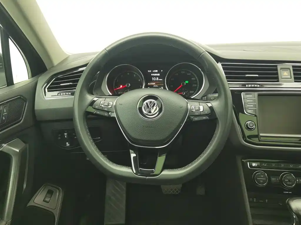 Volkswagen Tiguan L — фото 11