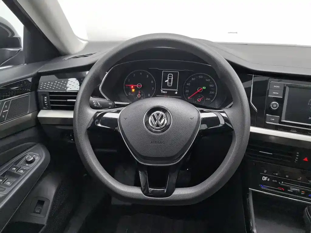 Volkswagen Passat — фото 11