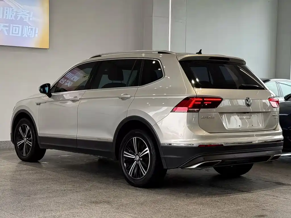 Volkswagen Tiguan L — фото 9