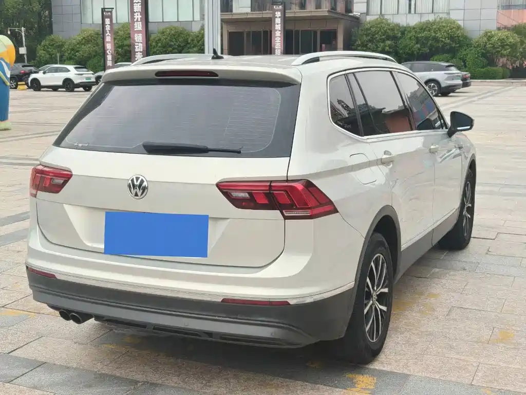 Volkswagen Tiguan L — фото 8