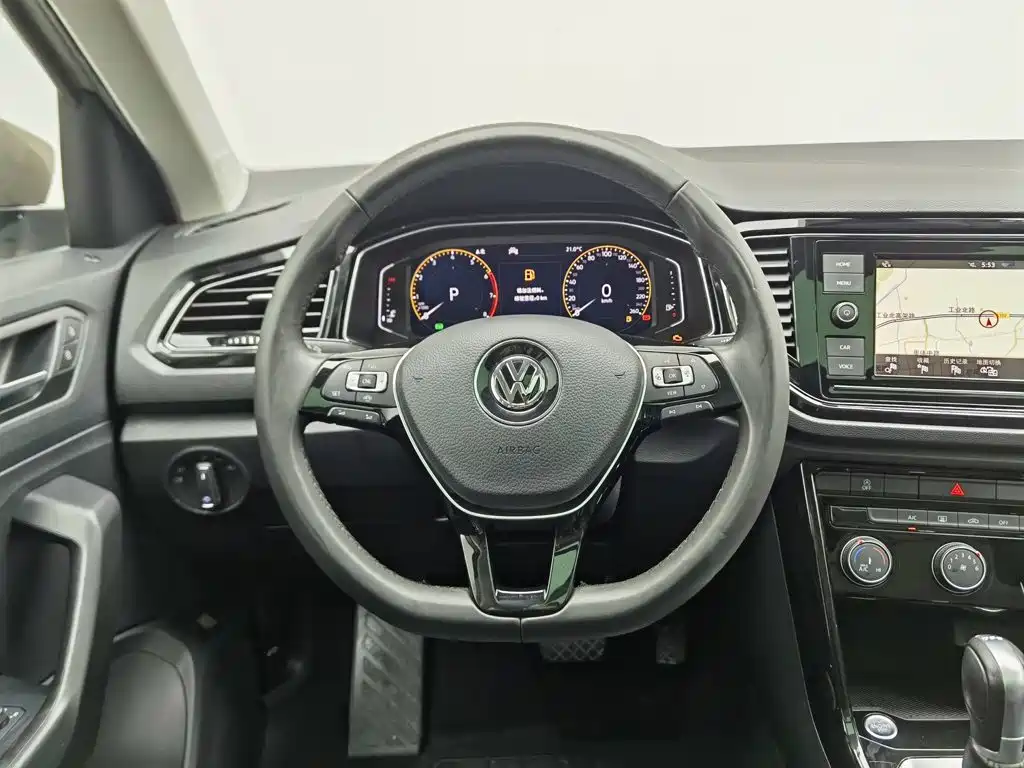 Volkswagen T-Roc — фото 11